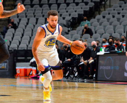  库里三分球里程碑，勇士逆转雷霆终结连败  