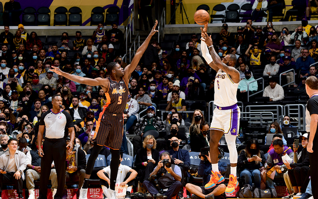  布克高效砍分太阳主场击败湖人  