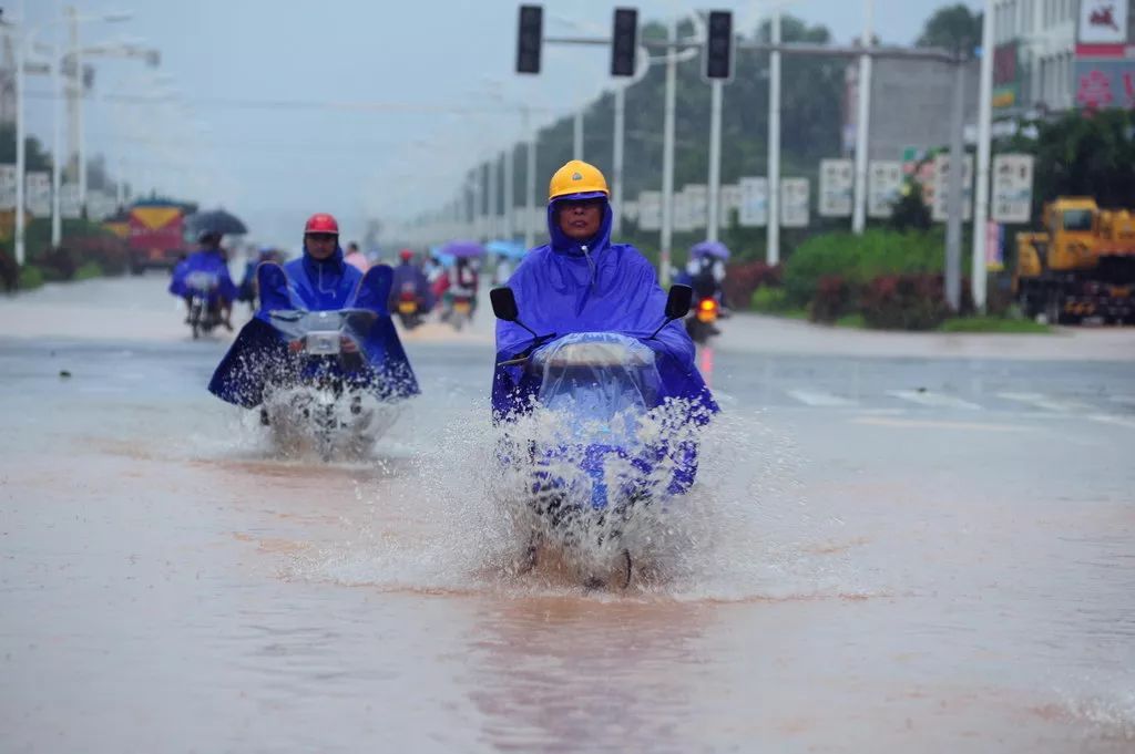  阿讷西主场遭遇暴雨侵袭，湿滑场地影响双方技术发挥
